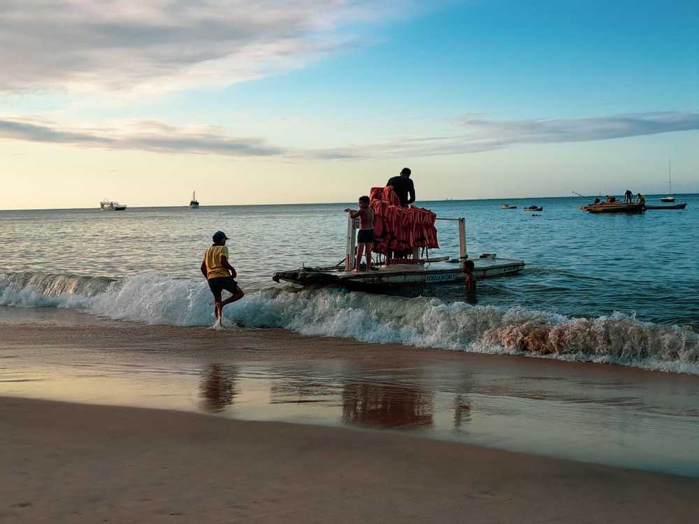 Taking lifeguards to the tourist sailboat