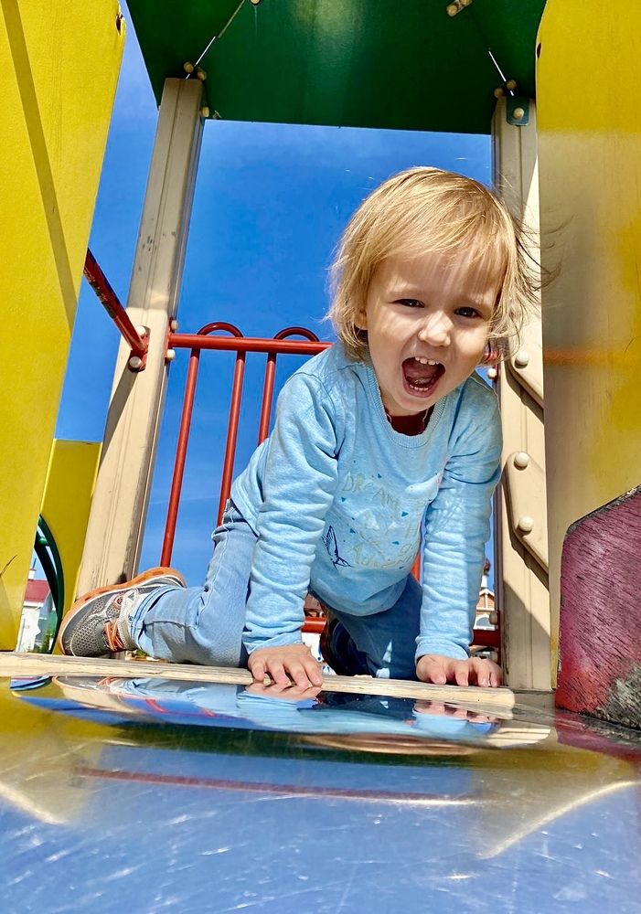 Бабушка, готова? Лови меня!