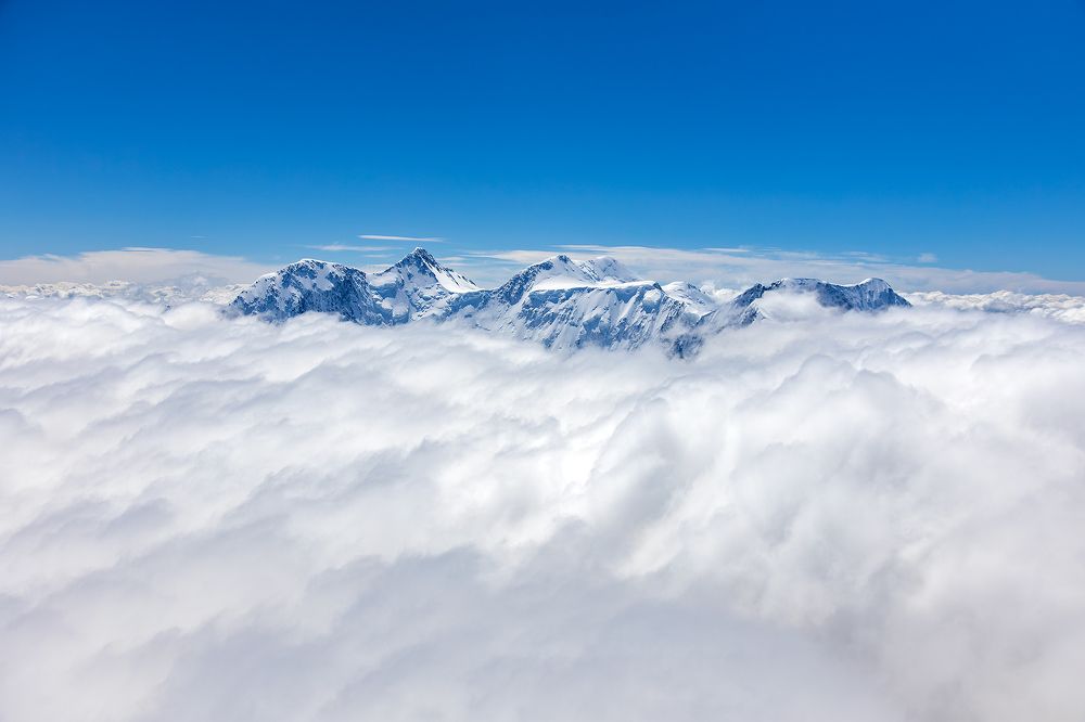 Белуха в облаках