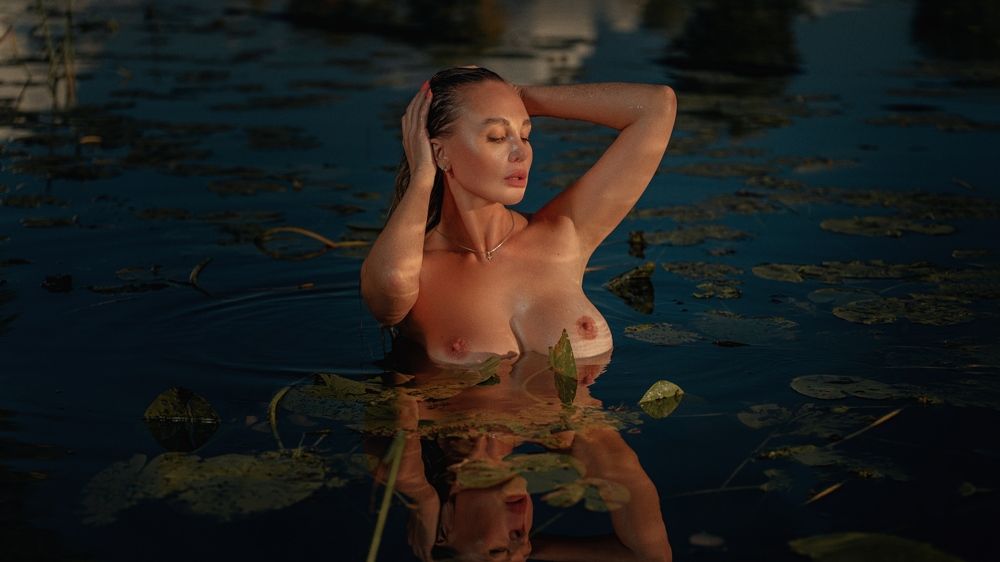 Прекрасная девушка Осенью в Болоте