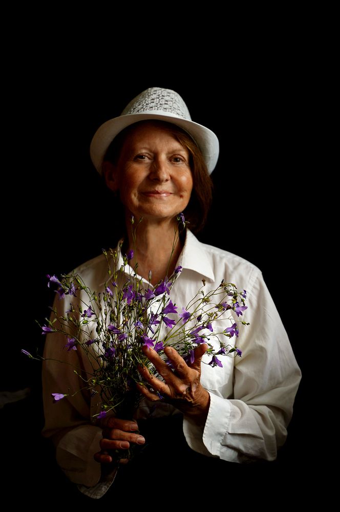 Женщина с букетом