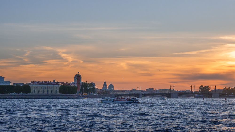 Августовский вечер над Невой.