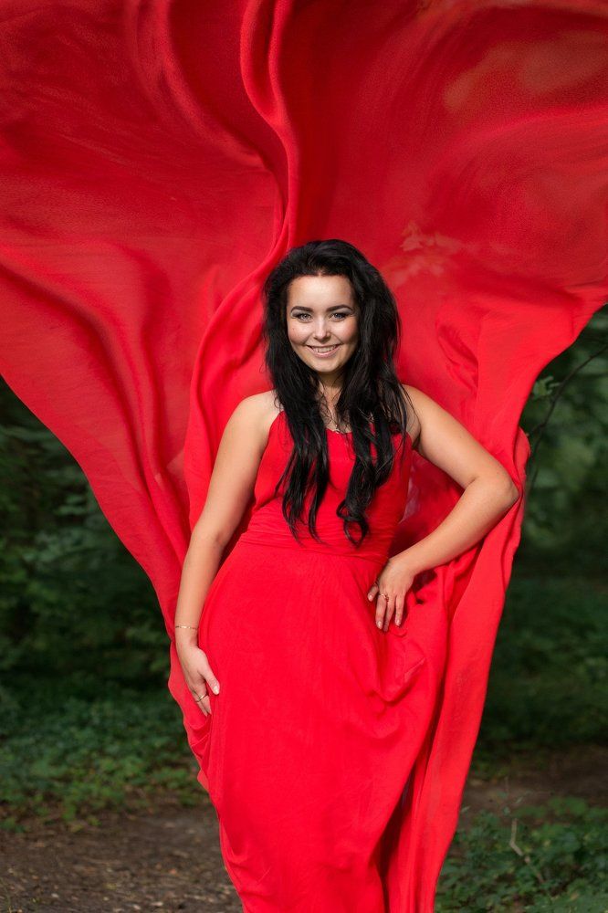 Девушка в красном