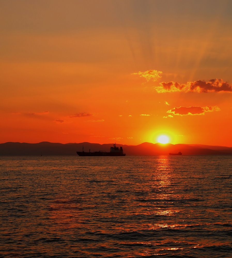 Закат над Амурским заливом.