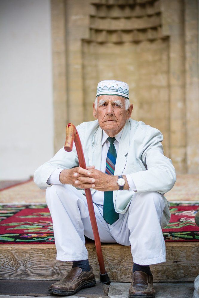 An old man before prayer