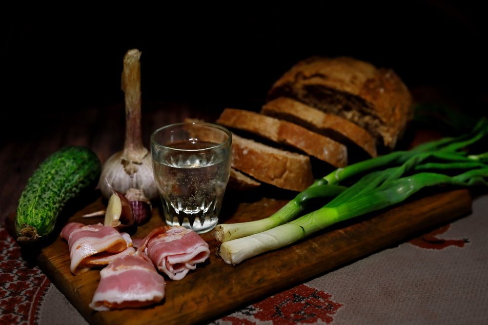 Огурцы, лук и сало, да под рюмочку.