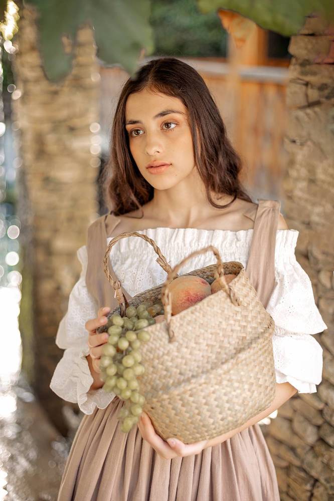 Девушка с персиками