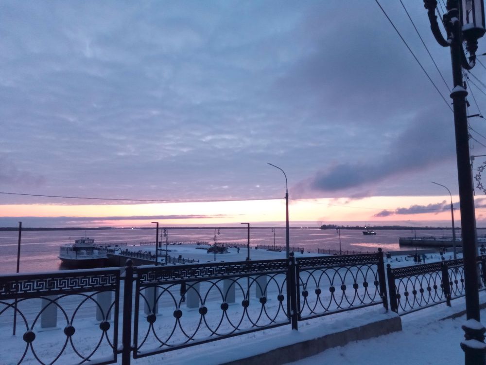 Река, снег, солнце