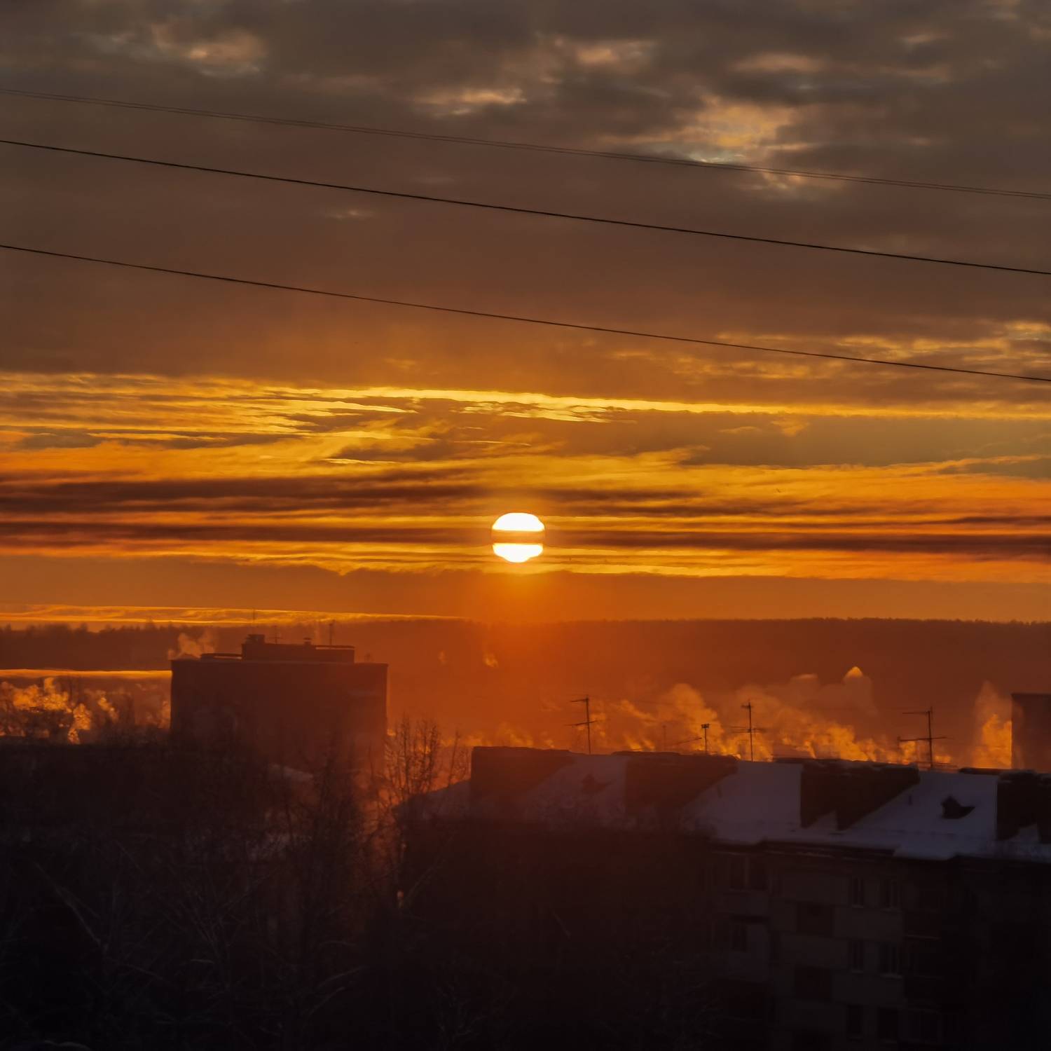 Город в объятиях заката