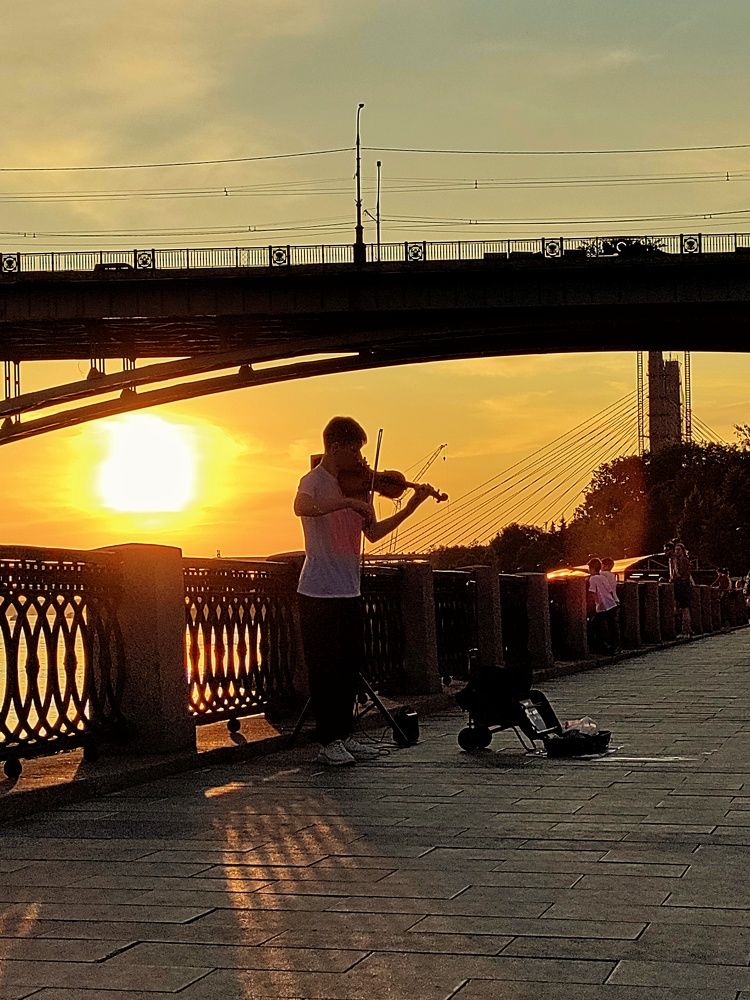 Музыкант на закате. Новосибирск