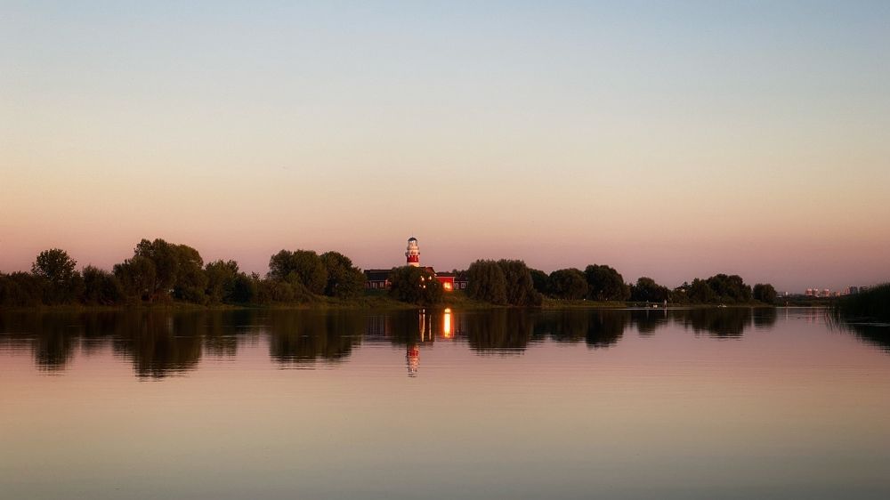 Маяк на реке