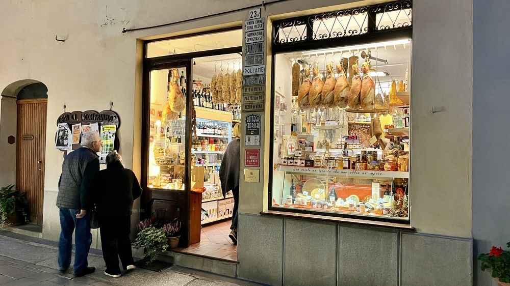Bobbio, negozio di paese