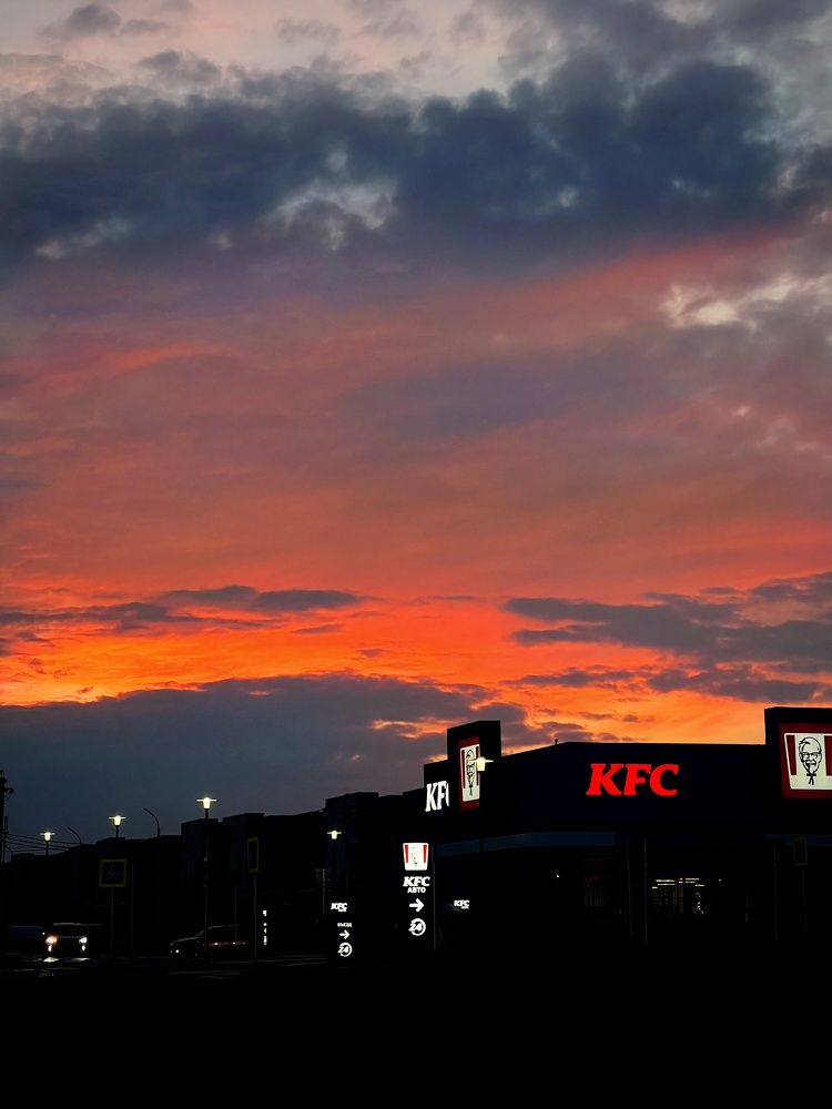 Закат рисует силует