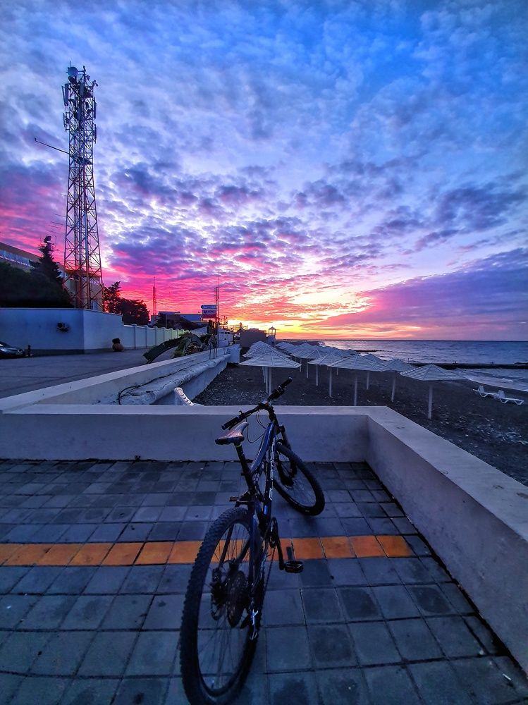 Утро на городской набережной