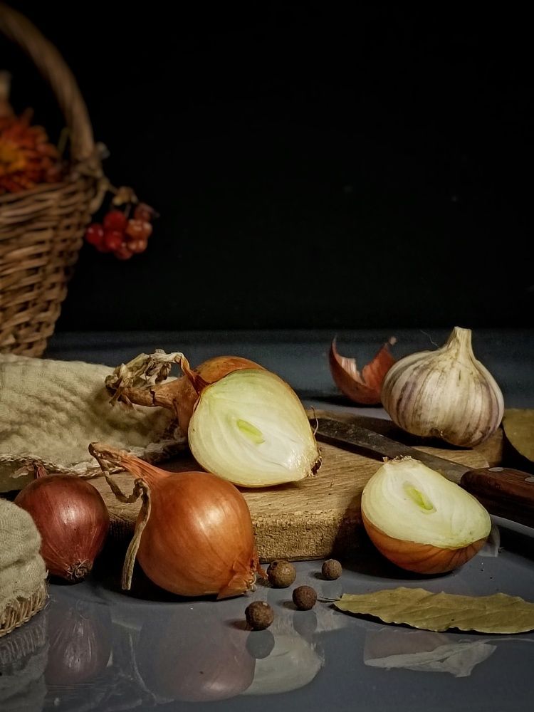 Натюрморт с луком