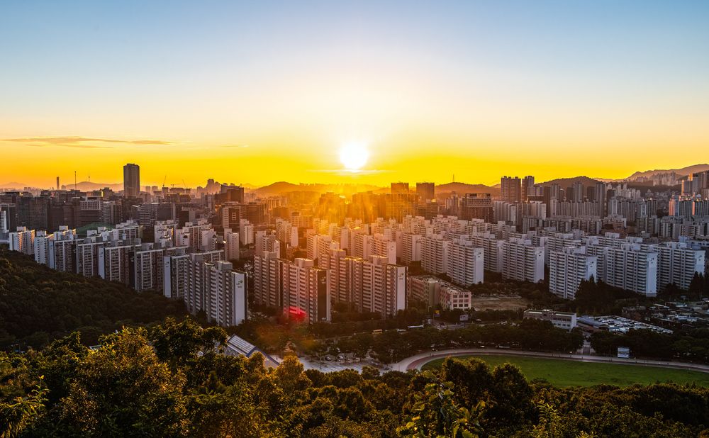 The sun wakes up the day