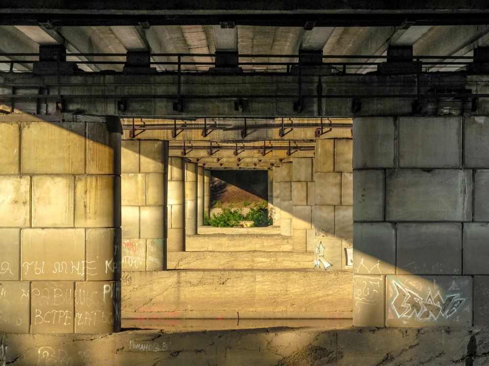 Под мостом.