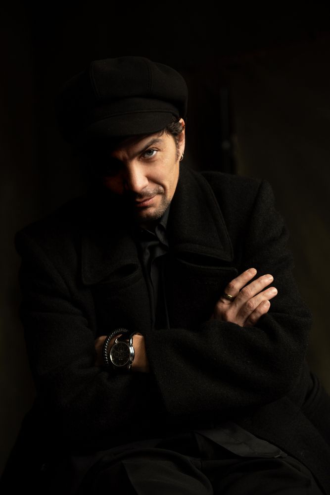 Юра смотрит с прищуром