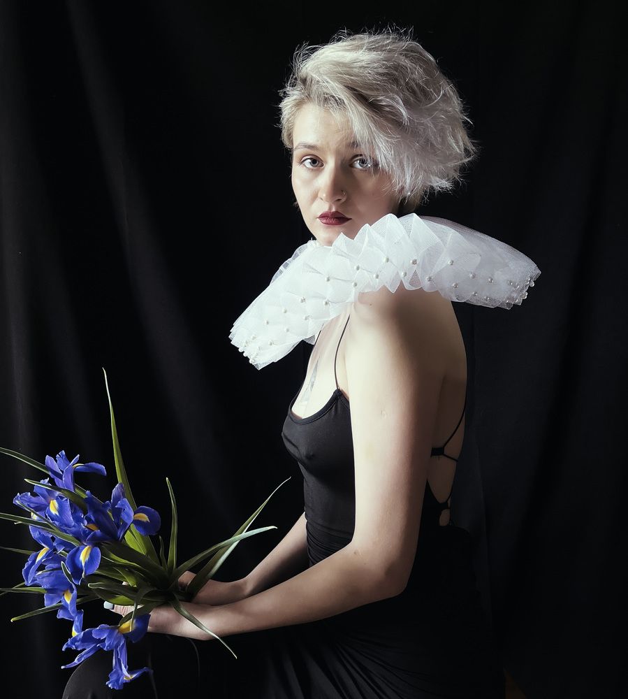 Девушка с ирисами