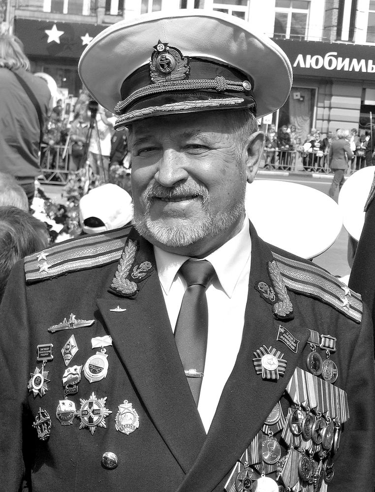 В костюме мужчина