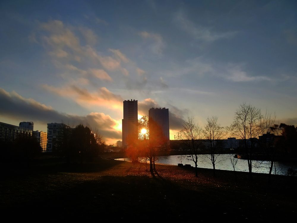 Солнце входит в город