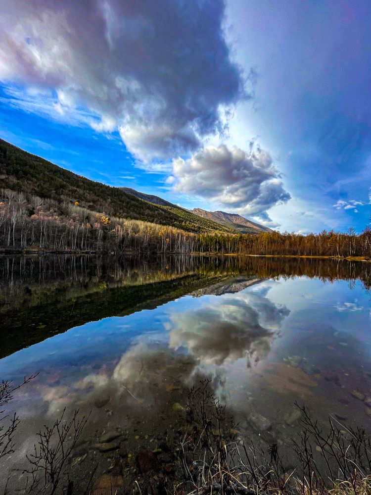 Горное озеро у берега Байкала