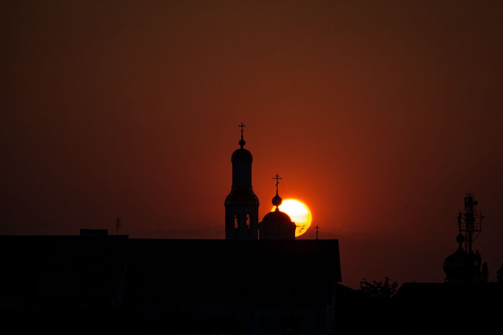 Собор Покрова на фоне заходящего солнца