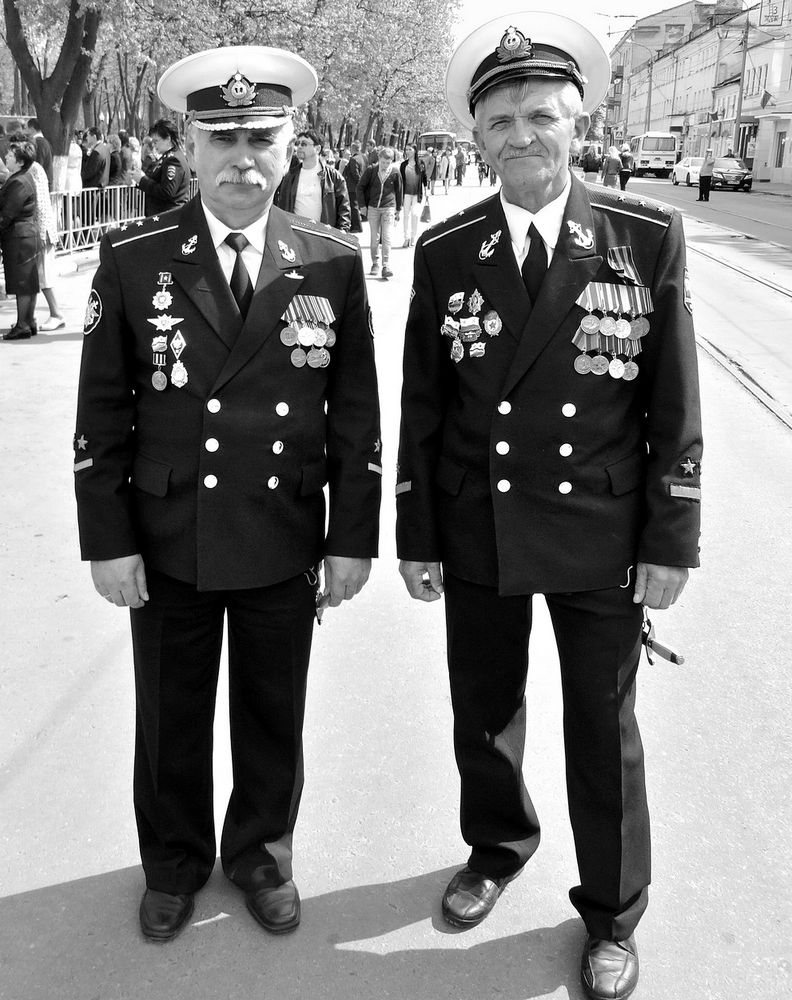 Мужчины в костюмах