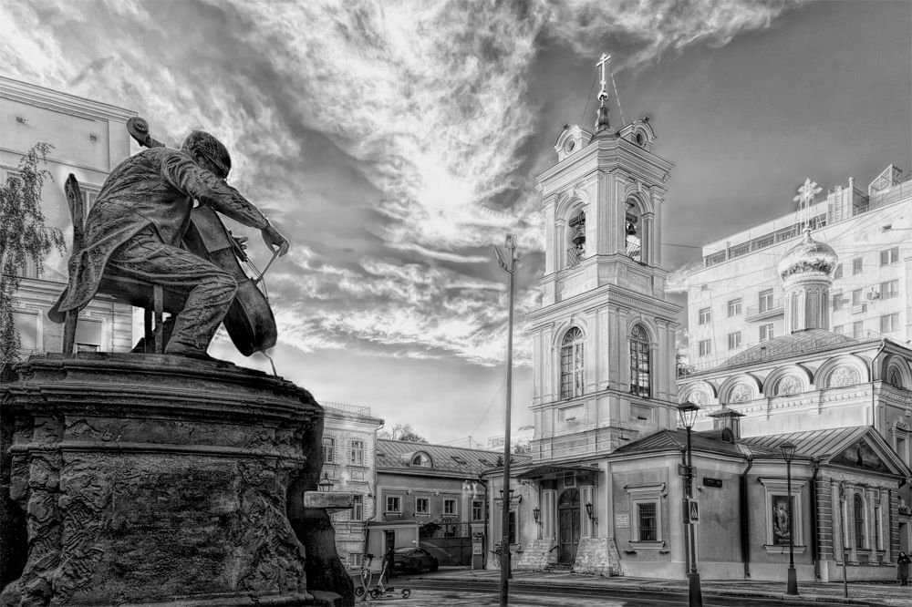 Играет Шостакович