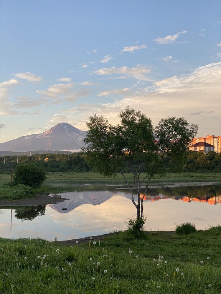 Вечер у городского озера.
