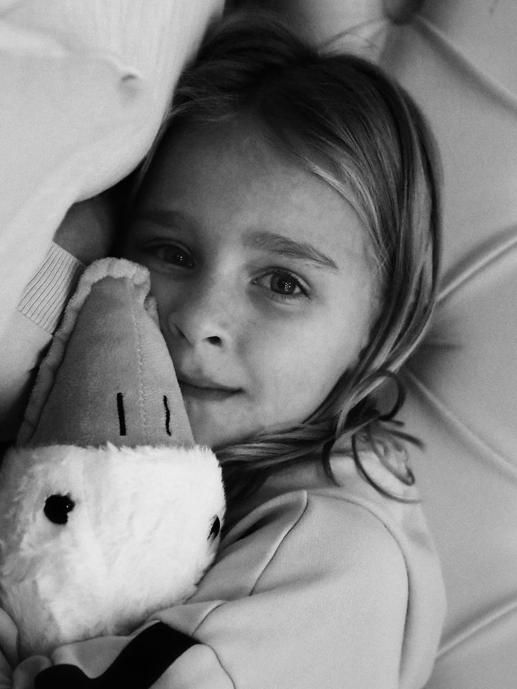 Girl and goose. (Девочка и гусь)