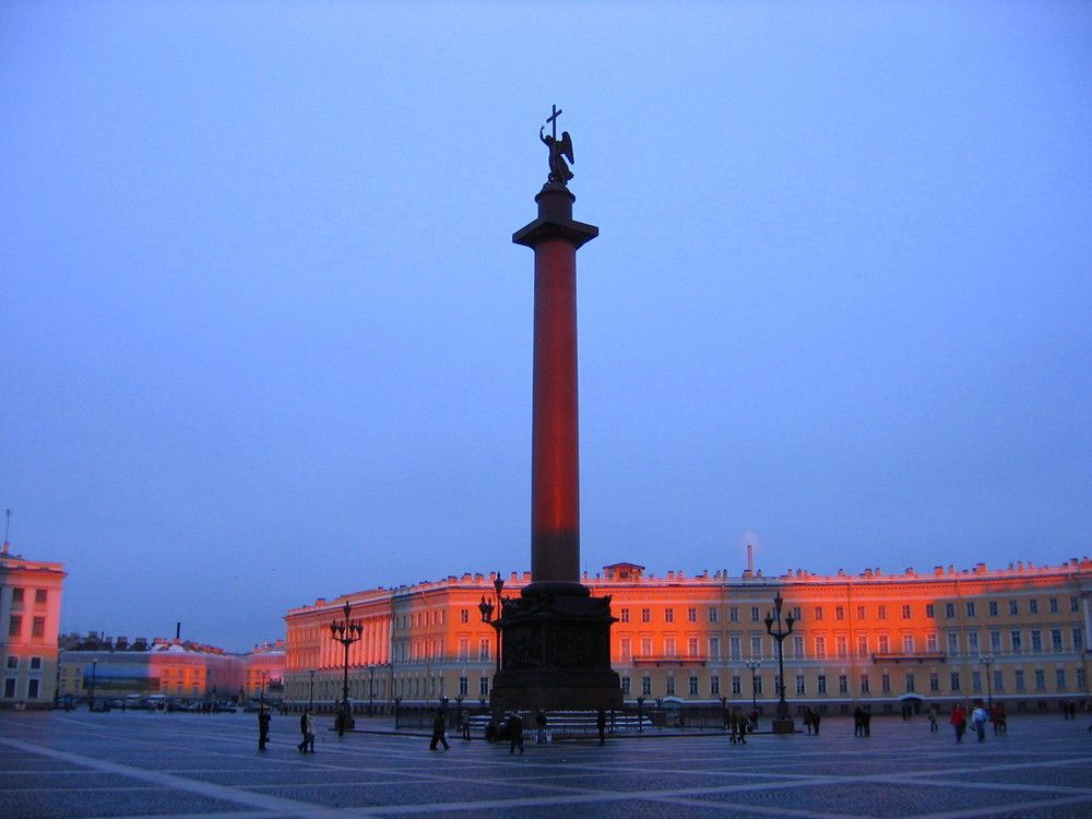 Александровская колонна в лучах вечернего солнца