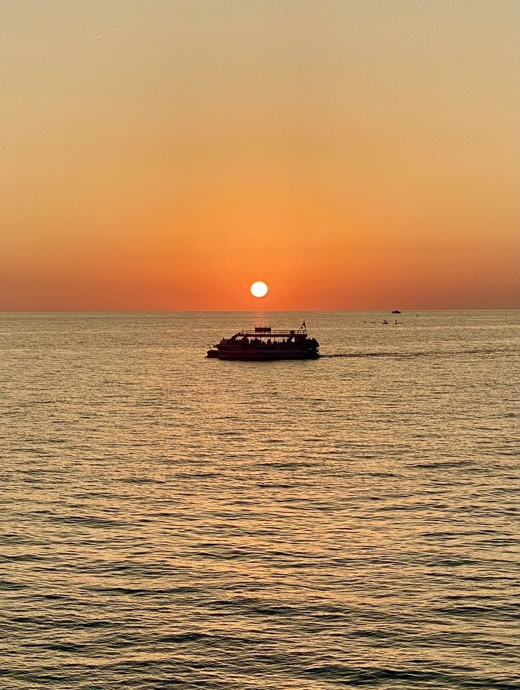 Солнце, море, пароход (The sun, the sea, the steamer)