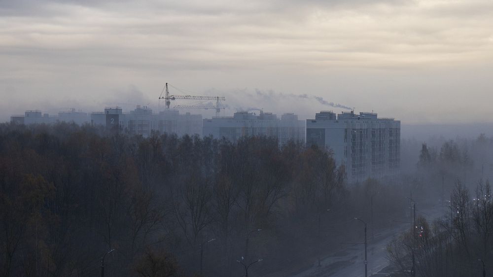 Туманный вечер в городе