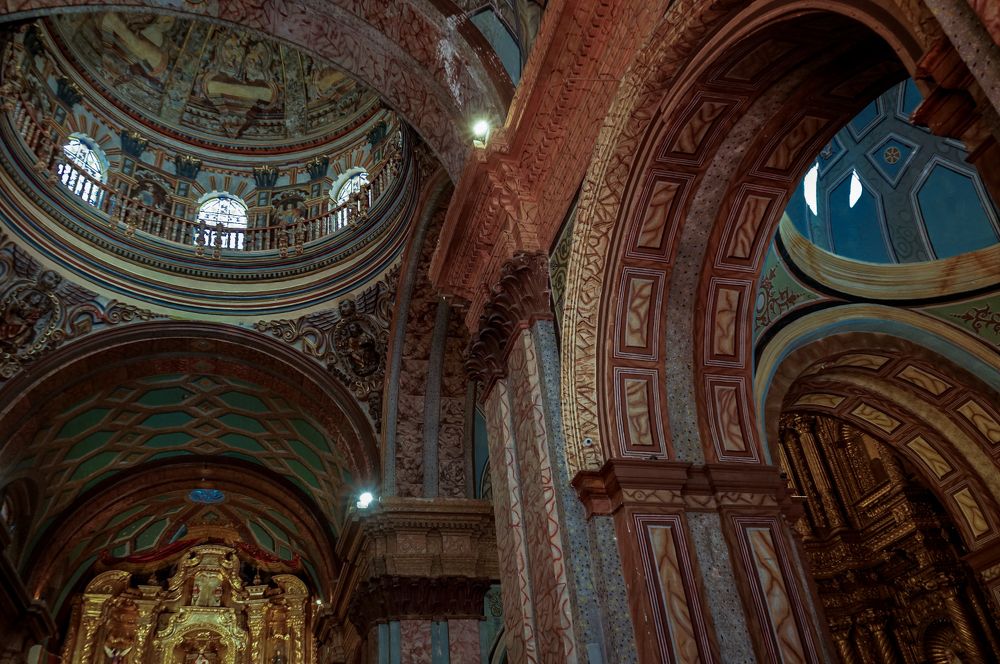 ENTRE ARCOS Y TEXTURAS