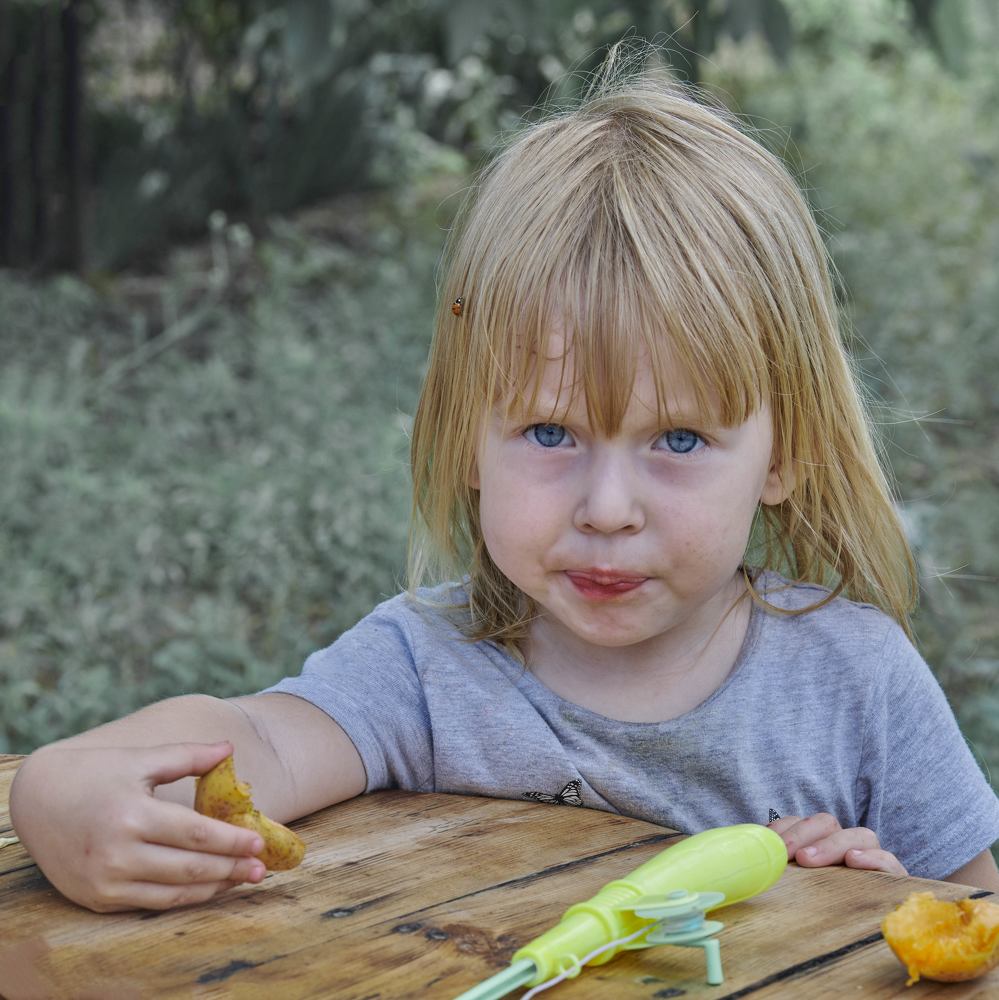 Девочка с абрикосом.