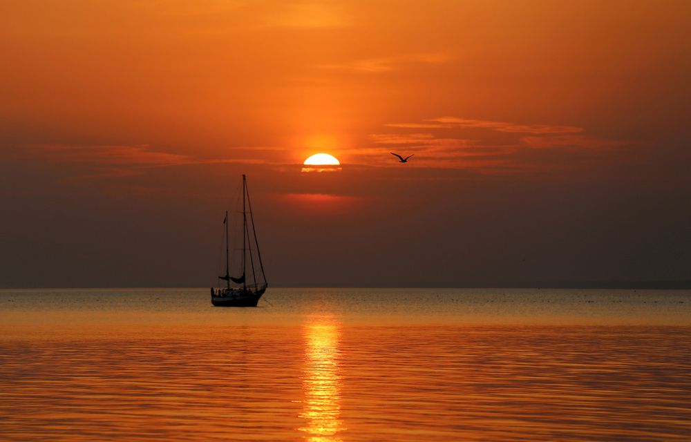 Утомленное солнце нежно с морем прощалось...