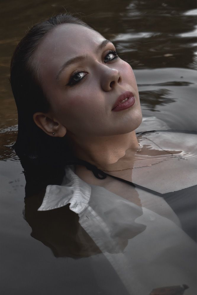 Девушка в воде