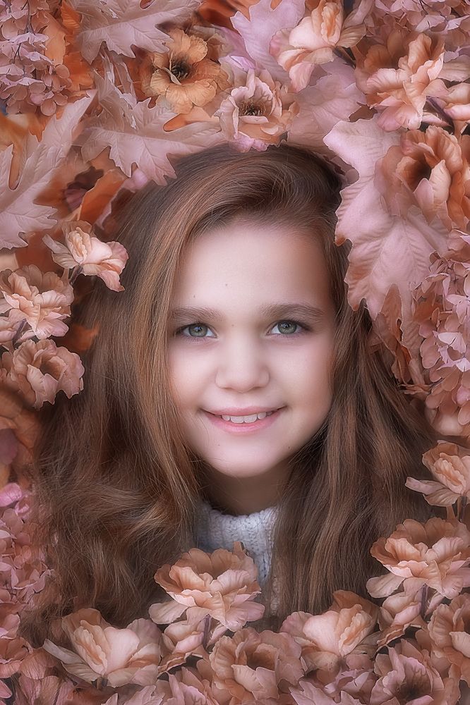 Обаятельная улыбка в рамке из прекрасных цветов.