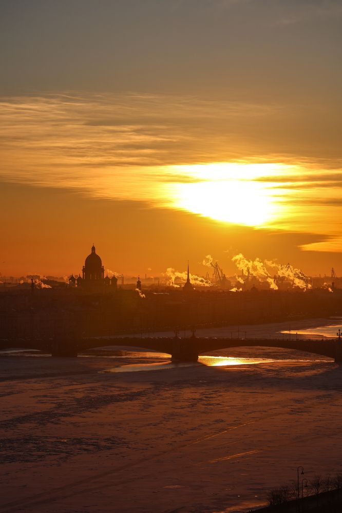 Редкий солнечный закат над старым городом…