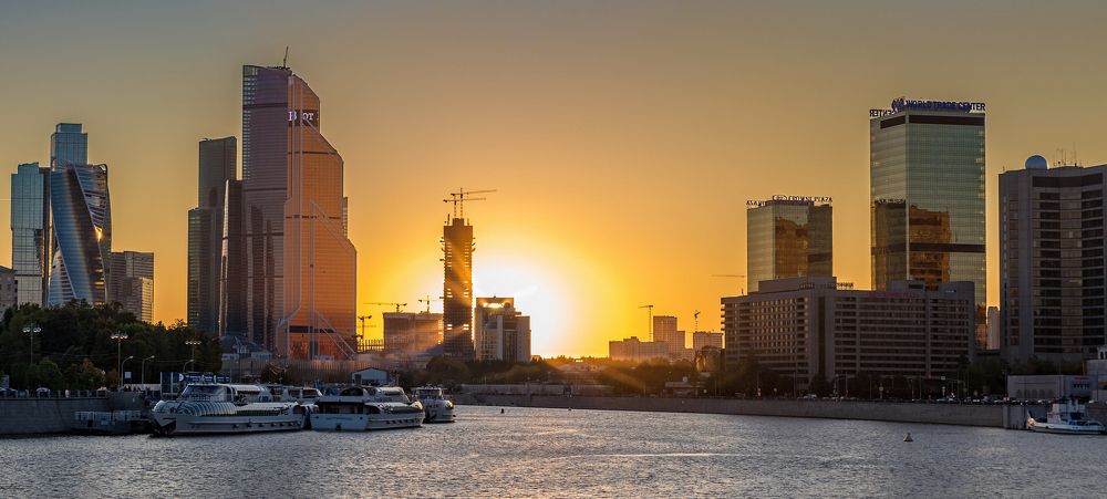 Вид на закат солнца на Краснопресненской набережной