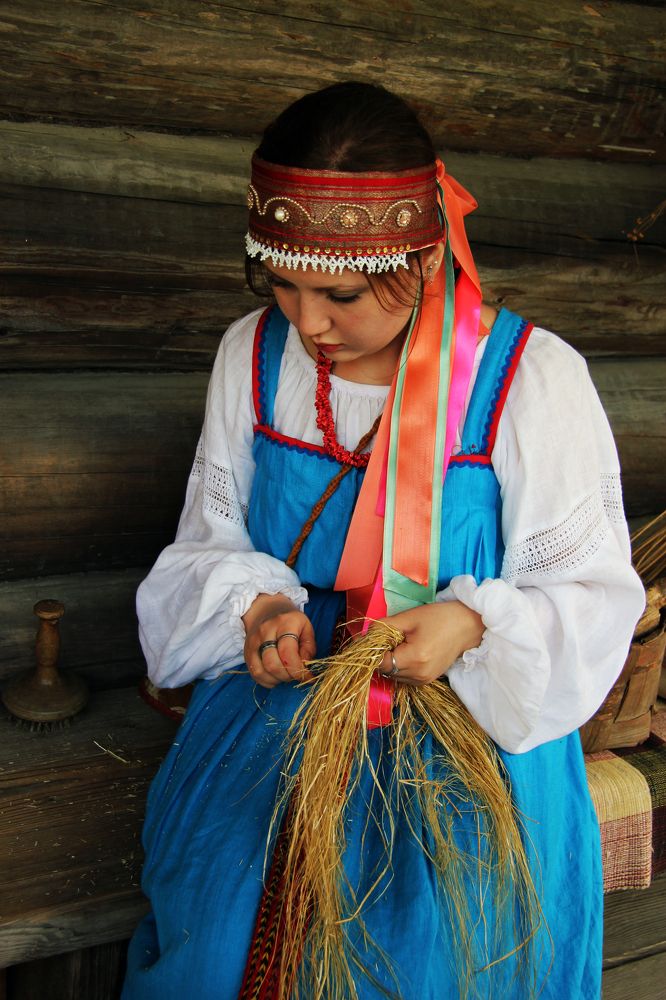 Девушка подготавливает лён