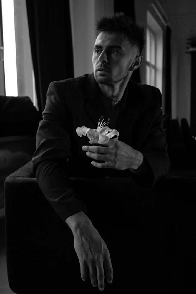 Мужчина и лилия