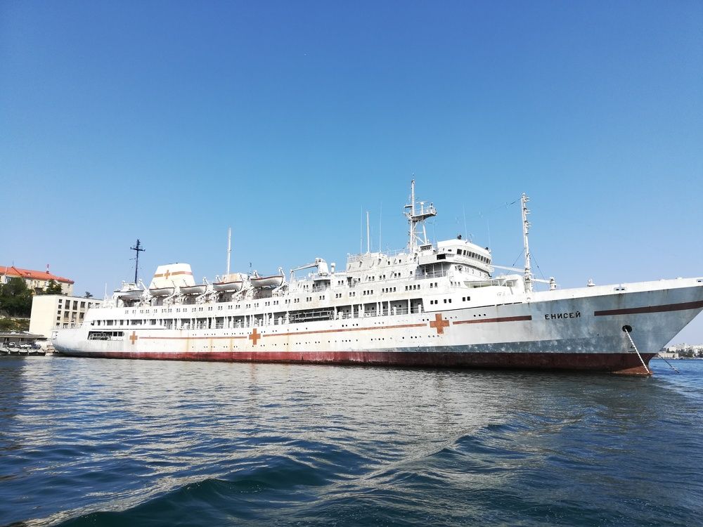 Теплоход в Севастополе.