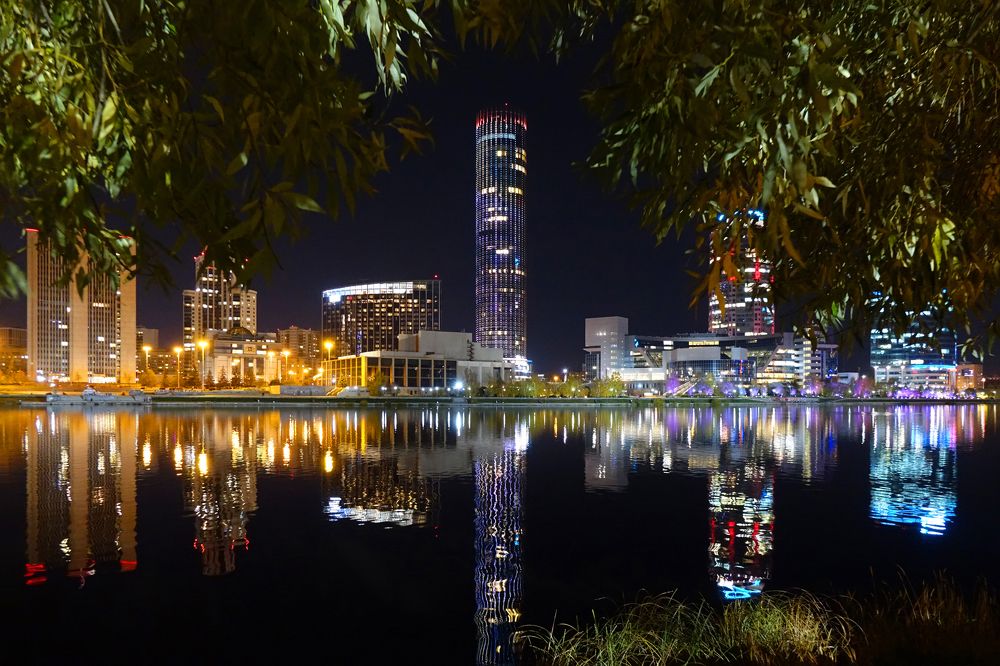 ОТРАЖЕНИЯ В ШОРОХЕ ЛИСТЬЕВ…