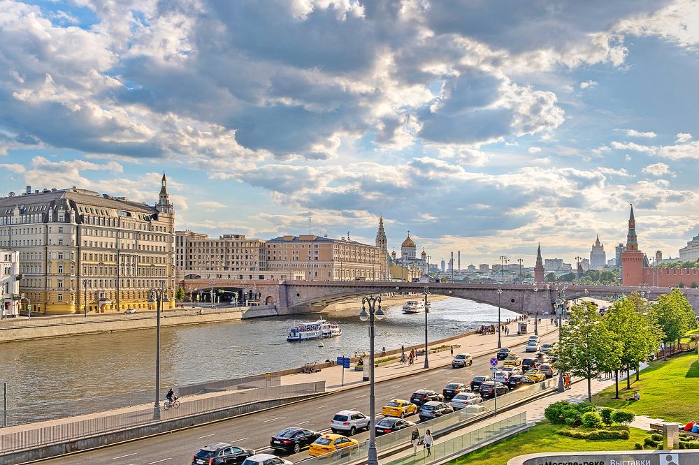 Летний вид на Москву-реку из парка Зарядье