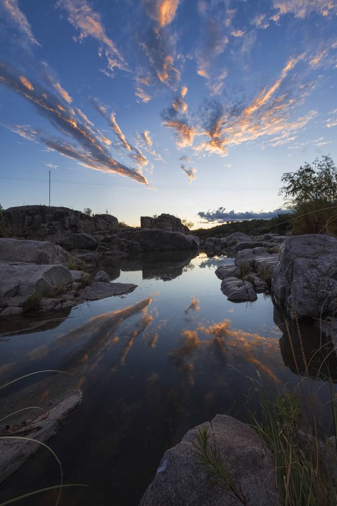 Reflejos entre rocas.