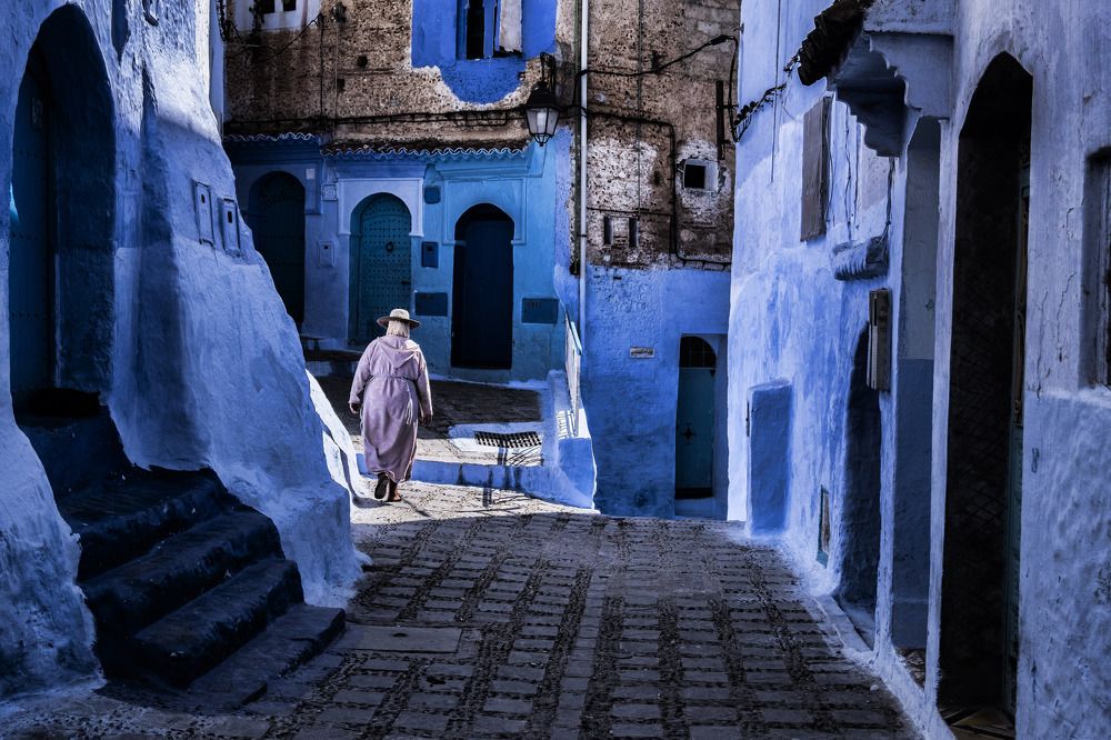 Mujer caminando por las calles de chef chaouen