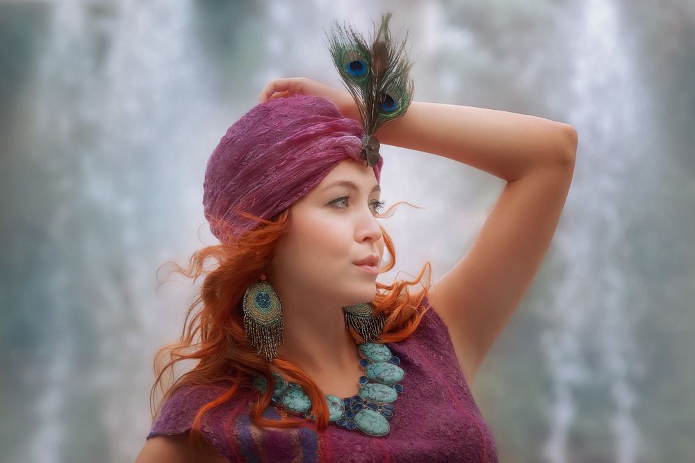 Восточная красавица у фонтана.