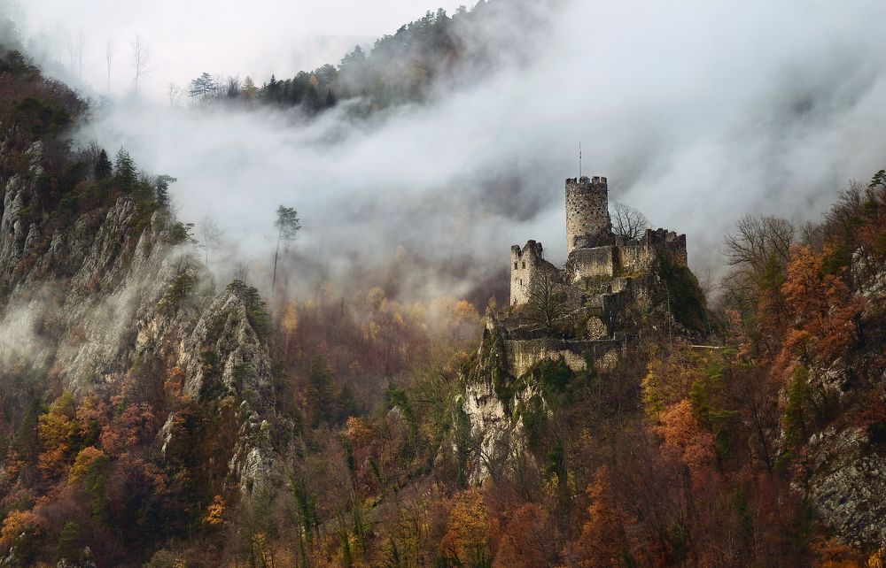 Castle Neu-Falkenstein, Berge Jura, Switzerland